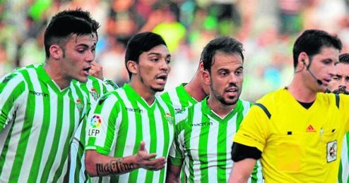 Bruno, junto a Lolo Reyes y Matilla, reclamándole al árbitro. Bruno, junto a Lolo Reyes y Matilla, reclamándole al árbitro.