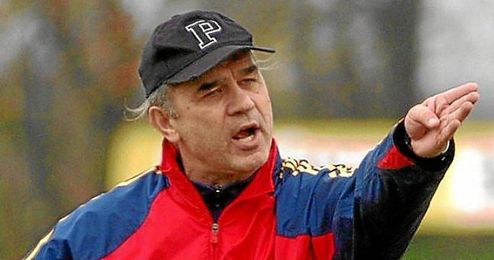 Anghel Iordanescu entrenó por última vez a la selección rumana entre 2002 y 2004. Anghel Iordanescu entrenó por última vez a la selección rumana entre 2002 y 2004.