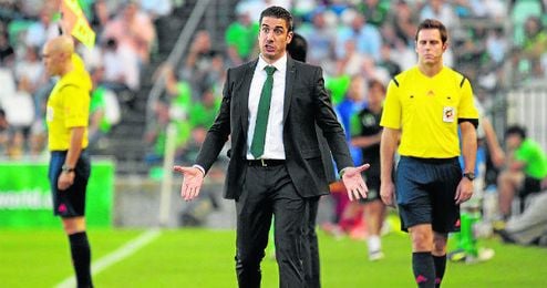 Julio Velázquez vivió con gran intensidad la ajustada pero imperiosamente necesaria victoria de su equipo. Julio Velázquez vivió con gran intensidad la ajustada pero imperiosamente necesaria victoria de su equipo.