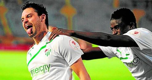 Alfred N´Diaye intenta agarrar a Sebastián Pinto para festejar juntos un gol del segundo con el Bursaspor. Alfred N´Diaye intenta agarrar a Sebastián Pinto para festejar juntos un gol del segundo con el Bursaspor.