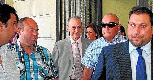 Manuel Ruiz de Lopera, sonriente tras declarar ante Mercedes Alaya en los juzgados de Sevilla. Manuel Ruiz de Lopera, sonriente tras declarar ante Mercedes Alaya en los juzgados de Sevilla.