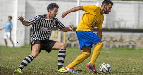 Lance de juego del partido entre Mairena y Rociera Lance de juego del partido entre Mairena y Rociera