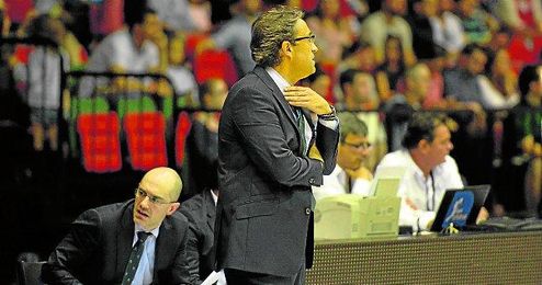 El técnico manchego sigue con atención el partido. El técnico manchego sigue con atención el partido.