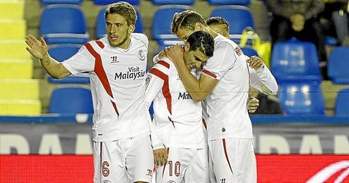 Carriço, Krychowiak y Diogo felicitan a Reyes por su gol. Carriço, Krychowiak y Diogo felicitan a Reyes por su gol.