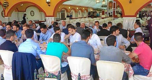 La plantilla está almorzando en la típica comida de Feria. La plantilla está almorzando en la típica comida de Feria.