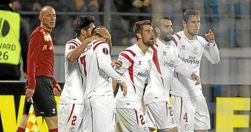 Los jugadores del Sevilla celebran el gol de Gameiro que dio el pase a semifinales. Los jugadores del Sevilla celebran el gol de Gameiro que dio el pase a semifinales.
