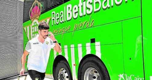 José Antonio Caro es el primer futbolista de Estepa en jugar en Primera y tiene su propia peña en su ciudad natal. José Antonio Caro es el primer futbolista de Estepa en jugar en Primera y tiene su propia peña en su ciudad natal.