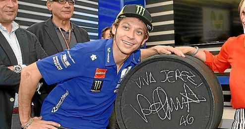 Rossi posa con su firma estampada en un barril de vino de Jerez Rossi posa con su firma estampada en un barril de vino de Jerez