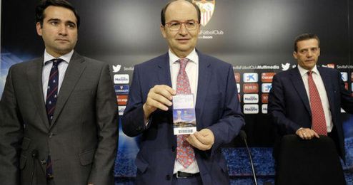 José Castro, con la entrada de la final, junto a Jesús Arroyo y José María Cruz. José Castro, con la entrada de la final, junto a Jesús Arroyo y José María Cruz.