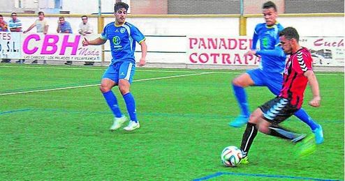Marco Navas se dispone a golpear un balón en un Cabecense-Alcalá del pasado curso. Marco Navas se dispone a golpear un balón en un Cabecense-Alcalá del pasado curso.