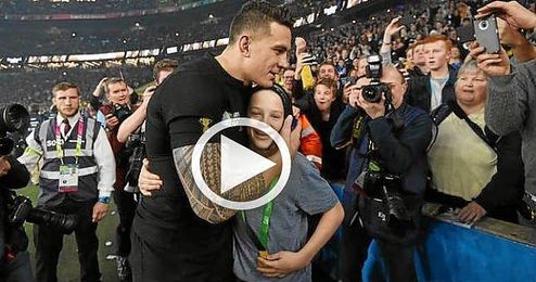 (VÍDEO) Un jugador de rugby regala a un niño su medalla de campeón (VÍDEO) Un jugador de rugby regala a un niño su medalla de campeón