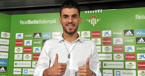 Ceballos, sonriente en la firma de su renovación con el Betis. Ceballos, sonriente en la firma de su renovación con el Betis.