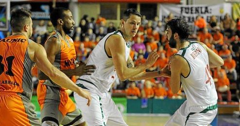 Tras vencer al Fuenlabrada, el CB Sevilla afrontará su partido 950 en liga ante el Unicaja. Tras vencer al Fuenlabrada, el CB Sevilla afrontará su partido 950 en liga ante el Unicaja.