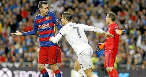 Lance entre Busquets y Ronaldo durante el Real Madrid-Barcelona. Lance entre Busquets y Ronaldo durante el Real Madrid-Barcelona.
