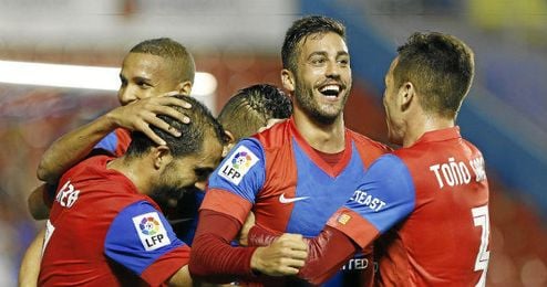 Camarasa celebra un tanto con el conjunto granota. Camarasa celebra un tanto con el conjunto granota.