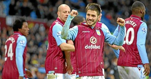 Carles Gil celebra un gol con el Aston Villa durante la temporada pasada. Carles Gil celebra un gol con el Aston Villa durante la temporada pasada.