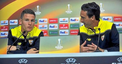 Emery, en sala de prensa junto a Gameiro. Emery, en sala de prensa junto a Gameiro.