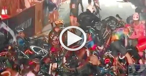 Brutal accidente ciclista por culpa de una moto de seguridad Brutal accidente ciclista por culpa de una moto de seguridad