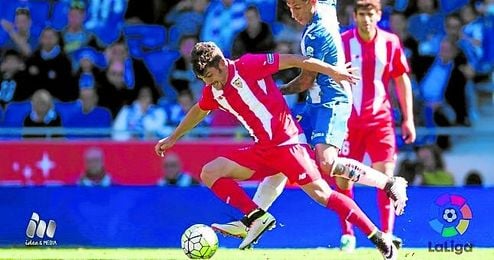 Curro trata de marcharse de Hernán Pérez durante el partido. Curro trata de marcharse de Hernán Pérez durante el partido.