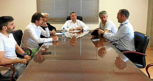 Quique Setién, junto a la plana mayor de Las Palmas. Quique Setién, junto a la plana mayor de Las Palmas.