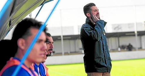 José Julio Monsalves, entrenador del Pilas, dirigiéndose a sus jugadores en un partido. José Julio Monsalves, entrenador del Pilas, dirigiéndose a sus jugadores en un partido.