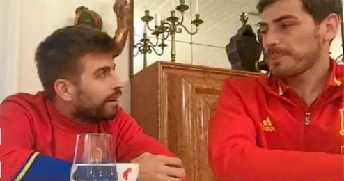 Piqué junto a Iker Casillas emitiendo uno de sus famosos vídeos en Periscope. Piqué junto a Iker Casillas emitiendo uno de sus famosos vídeos en Periscope.