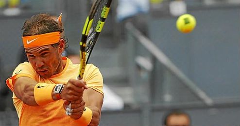 Nadal golpea la bola en el partido de ayer ante Sousa. Nadal golpea la bola en el partido de ayer ante Sousa.