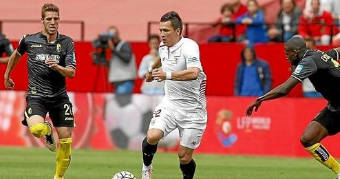 Konoplyanka conduce la pelota ante el Granada. Konoplyanka conduce la pelota ante el Granada.