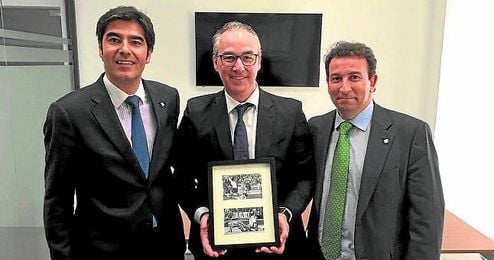 Ángel Haro y José Miguel López Catalán flanquea a Miguel Torrecilla el día de su presentación. Ángel Haro y José Miguel López Catalán flanquea a Miguel Torrecilla el día de su presentación.