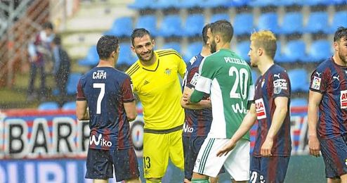 Adán saludando a los jugadores del Eibar tras el partido. Adán saludando a los jugadores del Eibar tras el partido.