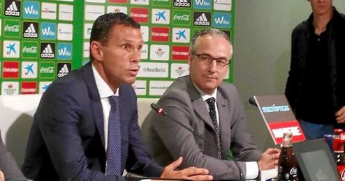 Poyet en sala de prensa. Poyet en sala de prensa.