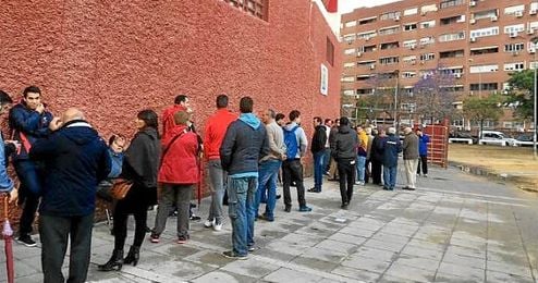 Imagen de la cola para las entradas de Basilea. Imagen de la cola para las entradas de Basilea.