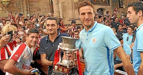 Gurpegui, con la Supercopa de España el pasado verano. Gurpegui, con la Supercopa de España el pasado verano.