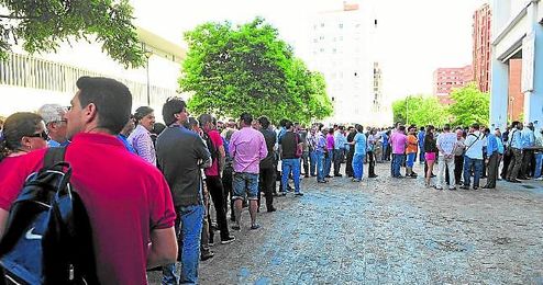El sevillismo ha esperado largas colas para conseguir una entrada. El sevillismo ha esperado largas colas para conseguir una entrada.