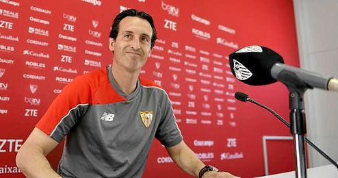 El técnico Unai Emery atendiendo a los medios de comunicación. El técnico Unai Emery atendiendo a los medios de comunicación.