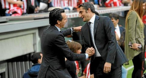 Emery y Valverde, saludándose. Emery y Valverde, saludándose.