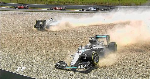 Hamilton y Rosberg han acabado fuera de la pista. Hamilton y Rosberg han acabado fuera de la pista.