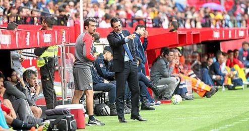 Unai Emery junto a Carcedo durante el partido ante el Granada. Unai Emery junto a Carcedo durante el partido ante el Granada.