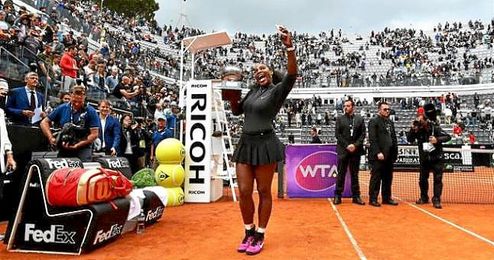 El ´selfie´ de Serena Williams con el trofeo del torneo romano. El ´selfie´ de Serena Williams con el trofeo del torneo romano.