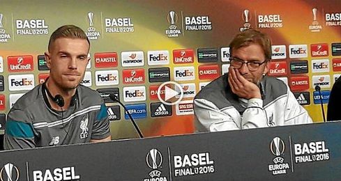 Klopp y Henderson, en la rueda de prensa del Liverpool. Klopp y Henderson, en la rueda de prensa del Liverpool.