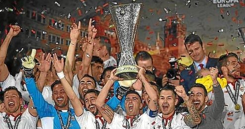 Reyes levanta la Copa de la Europa League en Basilea. Reyes levanta la Copa de la Europa League en Basilea.