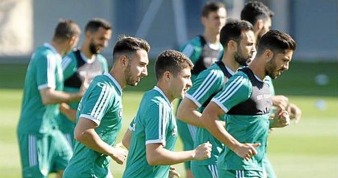 Merino se lleva a 25 futbolistas para el amistoso ante el Recre. Merino se lleva a 25 futbolistas para el amistoso ante el Recre.