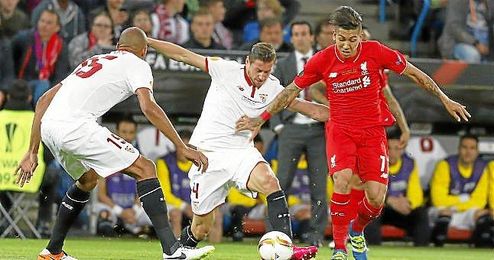 Krychowiak y N´Zonzi presionan a Firmino. Krychowiak y N´Zonzi presionan a Firmino.