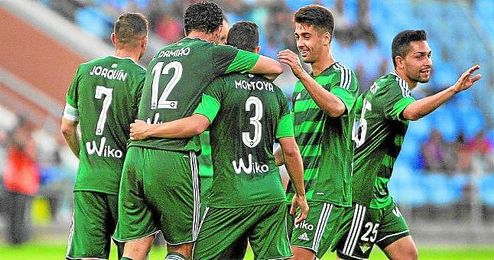 Los jugadores del Betis celebran uno de los goles ante el Recre. Los jugadores del Betis celebran uno de los goles ante el Recre.
