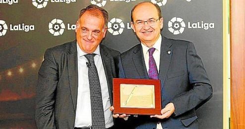 José Castro posa con la placa junto a Javier Tebas. José Castro posa con la placa junto a Javier Tebas.