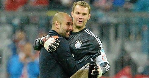Pep Guardiola abrazando a Manuel Neuer. Pep Guardiola abrazando a Manuel Neuer.