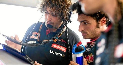 Carlos Sainz en el ´box´ con su equipo de Toro Rosso. Carlos Sainz en el ´box´ con su equipo de Toro Rosso.