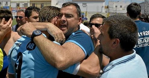Joaquín Hidalgo, entrenador de la Lebrijana, abraza a Juande tras lograr la salvación Joaquín Hidalgo, entrenador de la Lebrijana, abraza a Juande tras lograr la salvación