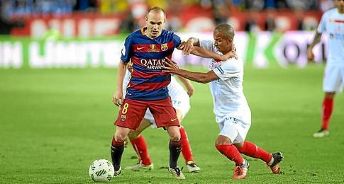 Mariano, luchando con Iniesta durante la final de Copa frente al Barcelona. Mariano, luchando con Iniesta durante la final de Copa frente al Barcelona.