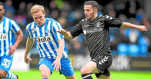 Riza Durmisi se marcha de varios rivales durante un encuentro de la Alka Superligaen. Riza Durmisi se marcha de varios rivales durante un encuentro de la Alka Superligaen.